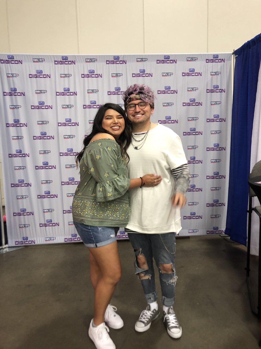 UpdatesOnJc's tweet photo. Jc with fans during his M&amp;G at Fan Expo in Dallas https://t.co/cUauw0vtOC