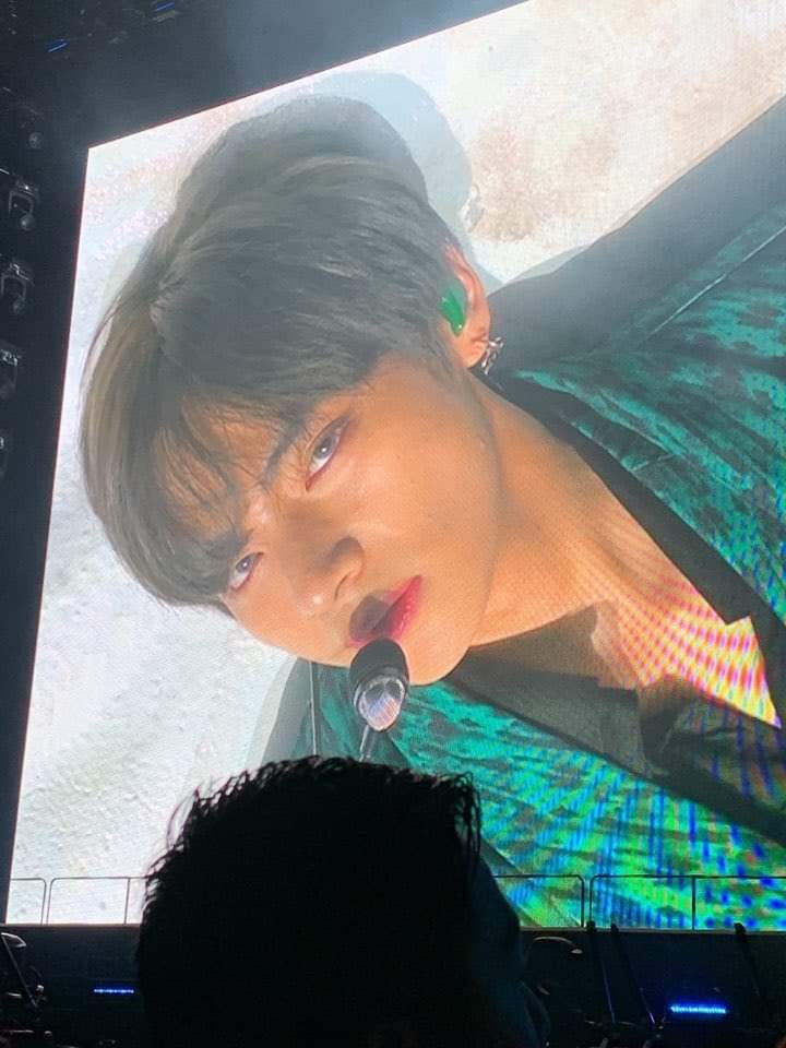 baorty's tweet photo. #BTSatRoseBowl
#KimTaeHyung
#QueenSingularity
@BTS_twt
Cre: Sorry, I don't remember https://t.co/CoBVIphFiK