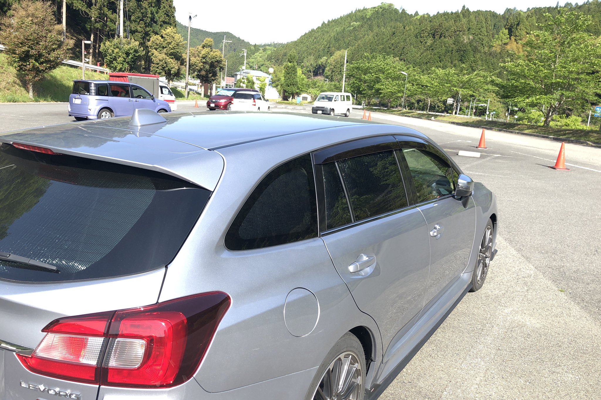 Twitter 上的 Levorg Sti 初のレヴォーグ車中泊 銀マットの断熱 目隠し 自作シート仕様 フロントガラスと 運転席 助手席は スバルのサンシェードで 車中泊 レヴォーグ Levorg 銀マット T Co Yah3vzvjic Twitter