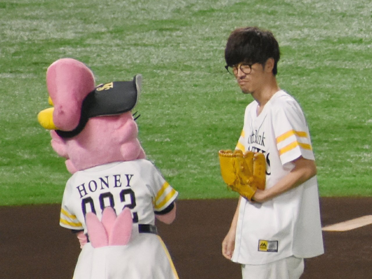 うしろ 櫻井孝宏 始球式でまさかの浮気現場風に 話題の画像プラス うしろ 櫻井孝宏 始球式でまさかの浮気現場風に 話題の画像プラス