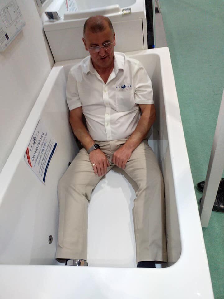 whirlpoolbaths's tweet image. Our new Superdeep bath which is a luxurious 1500 long and 600mm deep and 800 wide. We’ve had lots of interest in its launch at #GDLive #London today