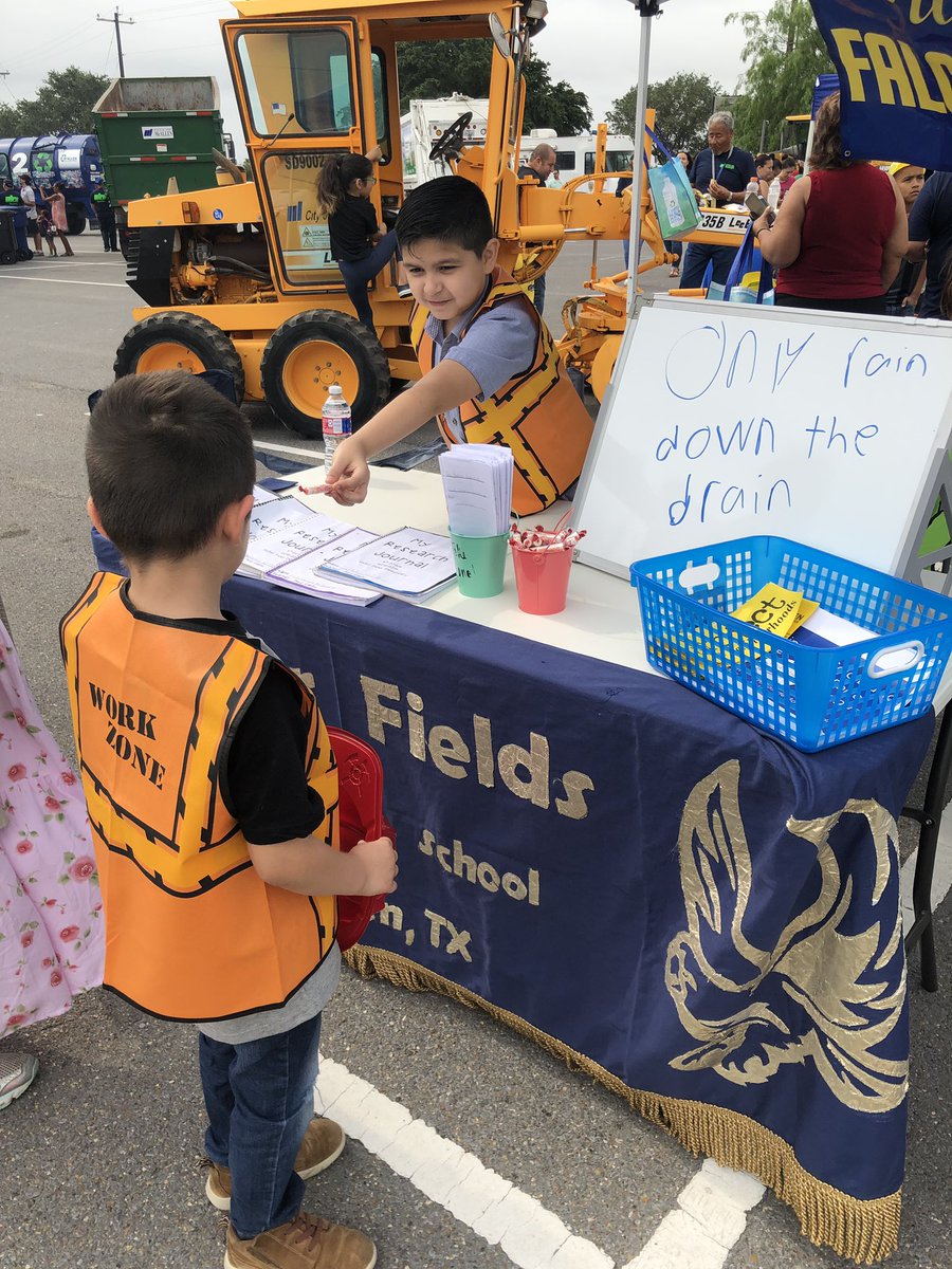 SHECounselor's tweet image. What a great opportunity helping promote awareness on #OnlyRainDownTheDrain from our class research to many members of our @CityofMcAllen. Including our very own Mayor @mayordarling ! @FieldsFalcons @MPU_mc #StudentBooth