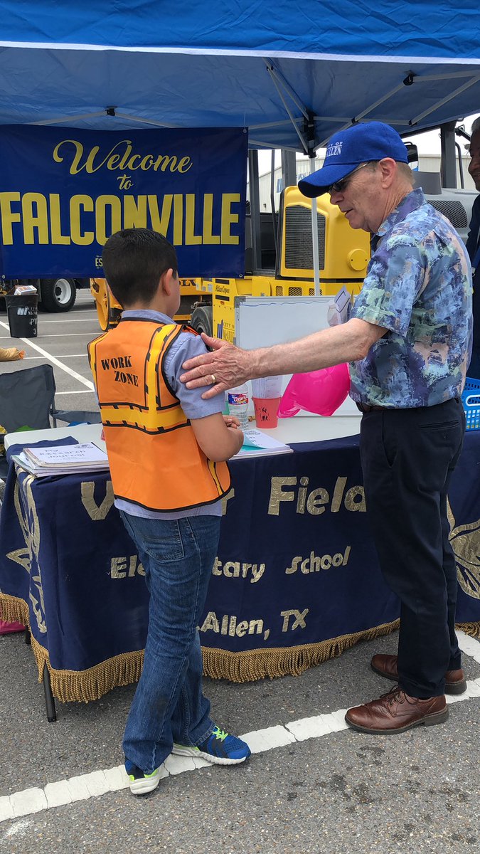 SHECounselor's tweet image. What a great opportunity helping promote awareness on #OnlyRainDownTheDrain from our class research to many members of our @CityofMcAllen. Including our very own Mayor @mayordarling ! @FieldsFalcons @MPU_mc #StudentBooth
