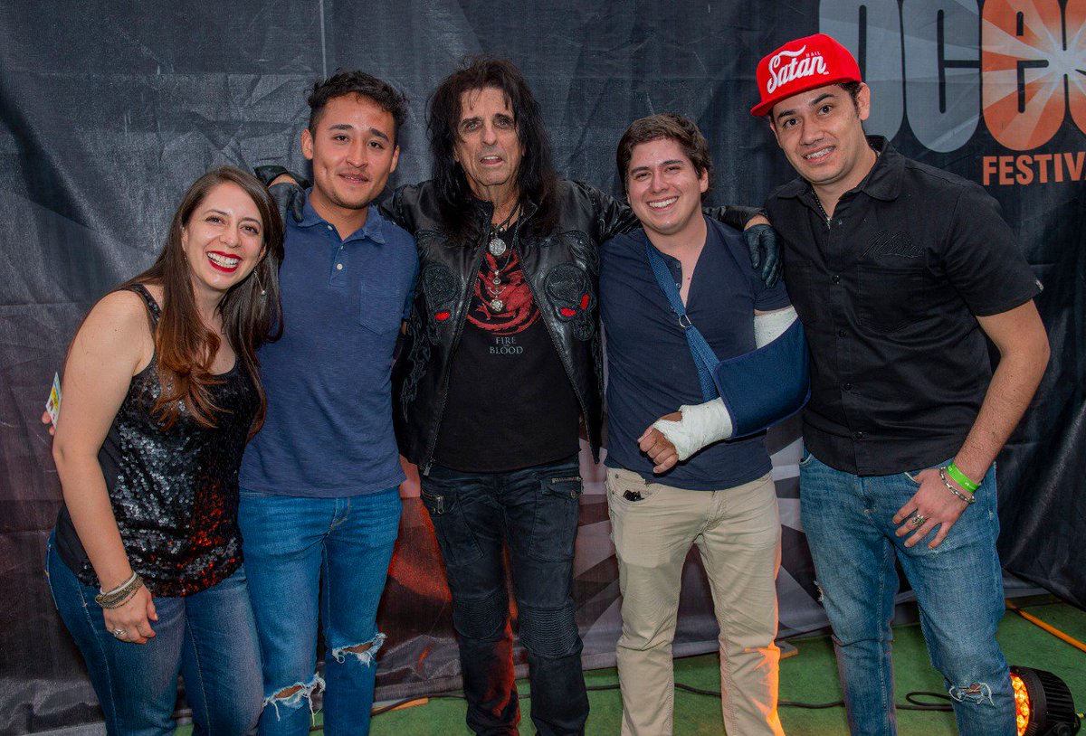 Telcel's tweet photo. ¡Cuando quieres vivir la mejor experiencia, no importa nada! 🤘😉 Él junto con otros afortunados tuvieron la oportunidad de conocer a la leyenda del metal en el #DominationXClaro gracias a #ExperienciasTelcel. ¡Un momento inolvidable! https://t.co/oUyyiCnhOv https://t.co/cZjUSlGhqN