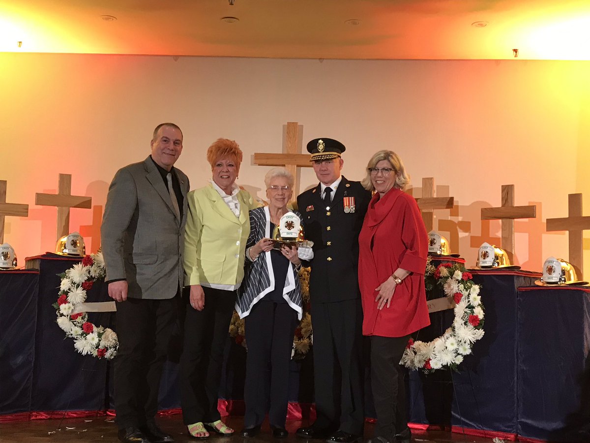 BrantfordFire's tweet photo. Absolutely humbled and honoured for @ShaneCaskanette to lay a fire helmet in memory of retired Fire Chief Joe Simon at the @ONFireChiefs with wife, Joan, son Mike and daughters Patty and Mary in attendance. #OAFC2019 @BrantfordPFFA @everett_anna_ https://t.co/cvzPEIndqb