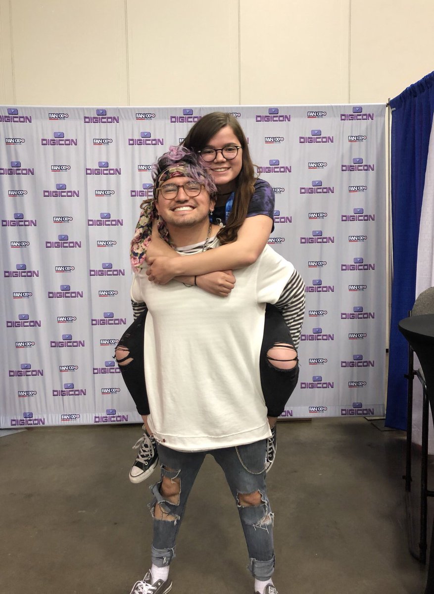 UpdatesOnJc's tweet photo. Jc with fans during his M&amp;G at Fan Expo in Dallas https://t.co/pcBFXs8N6E