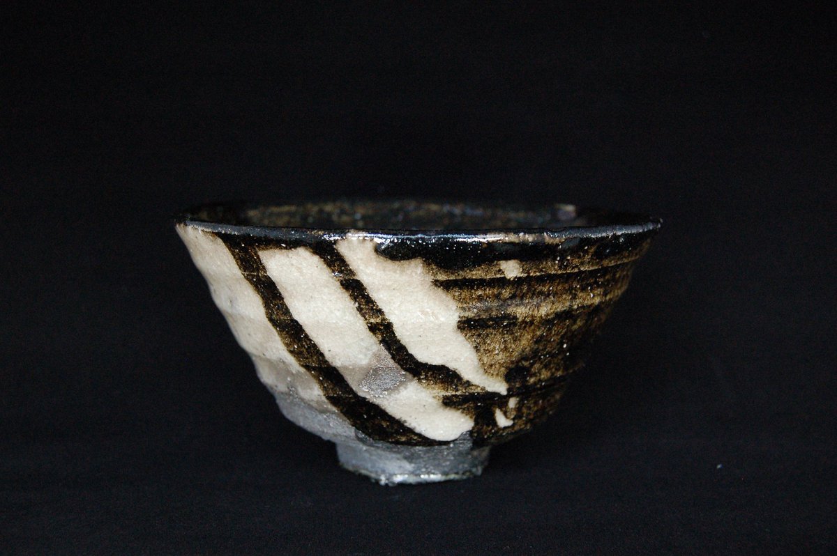Kajicera's tweet photo. 黒樂/飯碗
穴窯にて引出し

Black Raku/Rice Bowl
Pull out from wood fired kiln

#陶芸 #茶碗 #樂 #楽 #pottery #Raku #japanesepottery https://t.co/VgITA1ASus https://t.co/ZKjewH3NNw