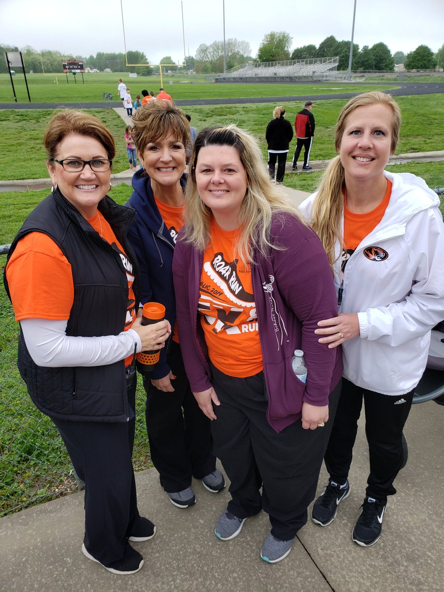 BotkinNatalie's tweet photo. @RepublicSchools nurses on duty at our districts ROAR Run.  Always a great day to be a #RepublicTiger. 
#5kwalkrun
#1milewalk #wellness #notplayingcards #firstaideproviders @MOSchNurses @schoolnurses https://t.co/0vUMpidp1R