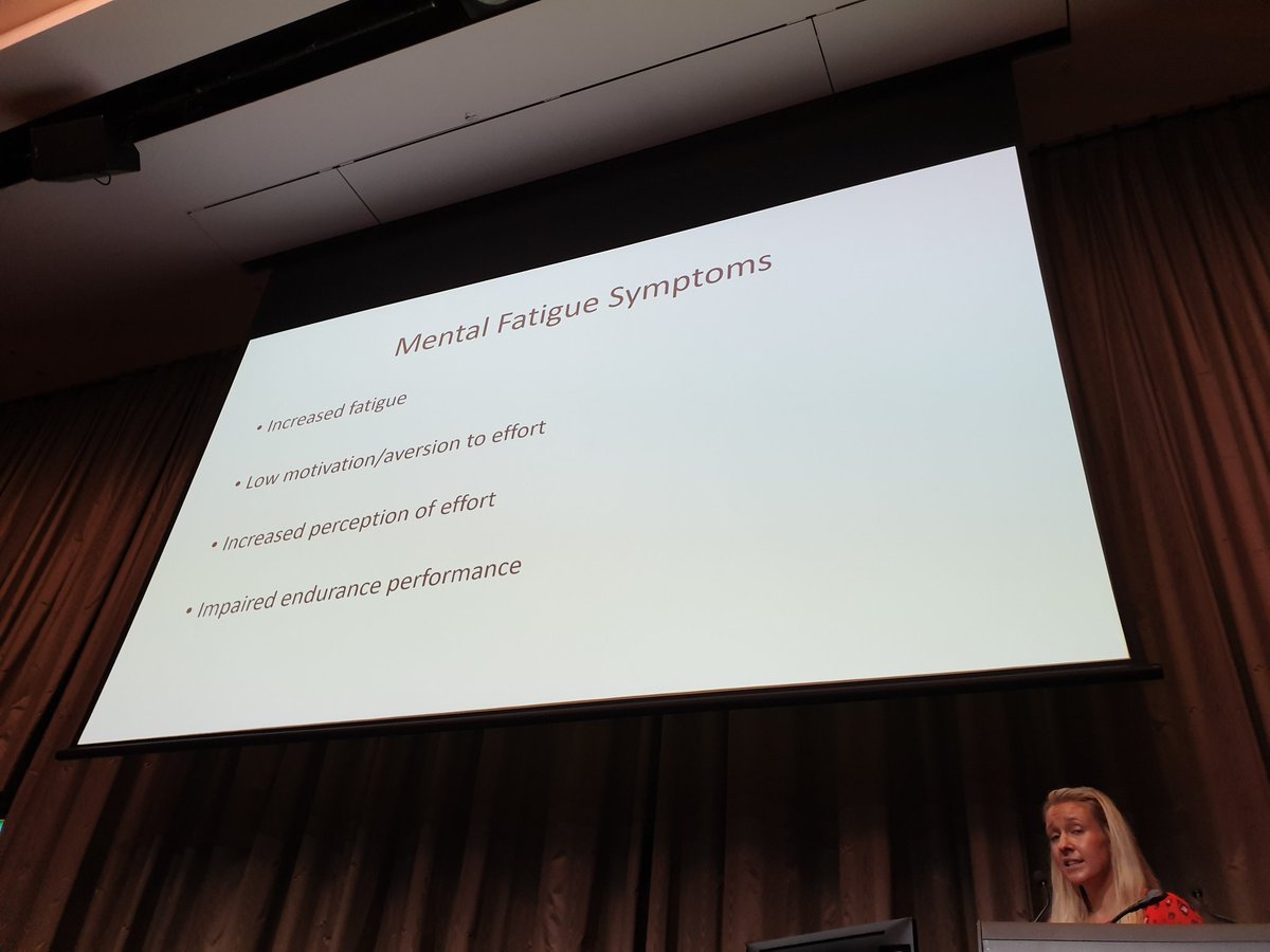 fowlerp85's tweet photo. @kristy_m22 presents on Mental Fatigue @ #essa19 #essaforum
. 
Impacts perf. similar to sleep loss - ⬆️ RPE ⬇️ Motivation
.
Tools to ⬇️ Mental Fatigue
☕ Caffeine
💤 Sleep
🍞 CHO
💪 Training
.
Train your mental fatigue muscle 🧠
Increased fuel to brain?
Increased efficiency? https://t.co/FfLs00xGda