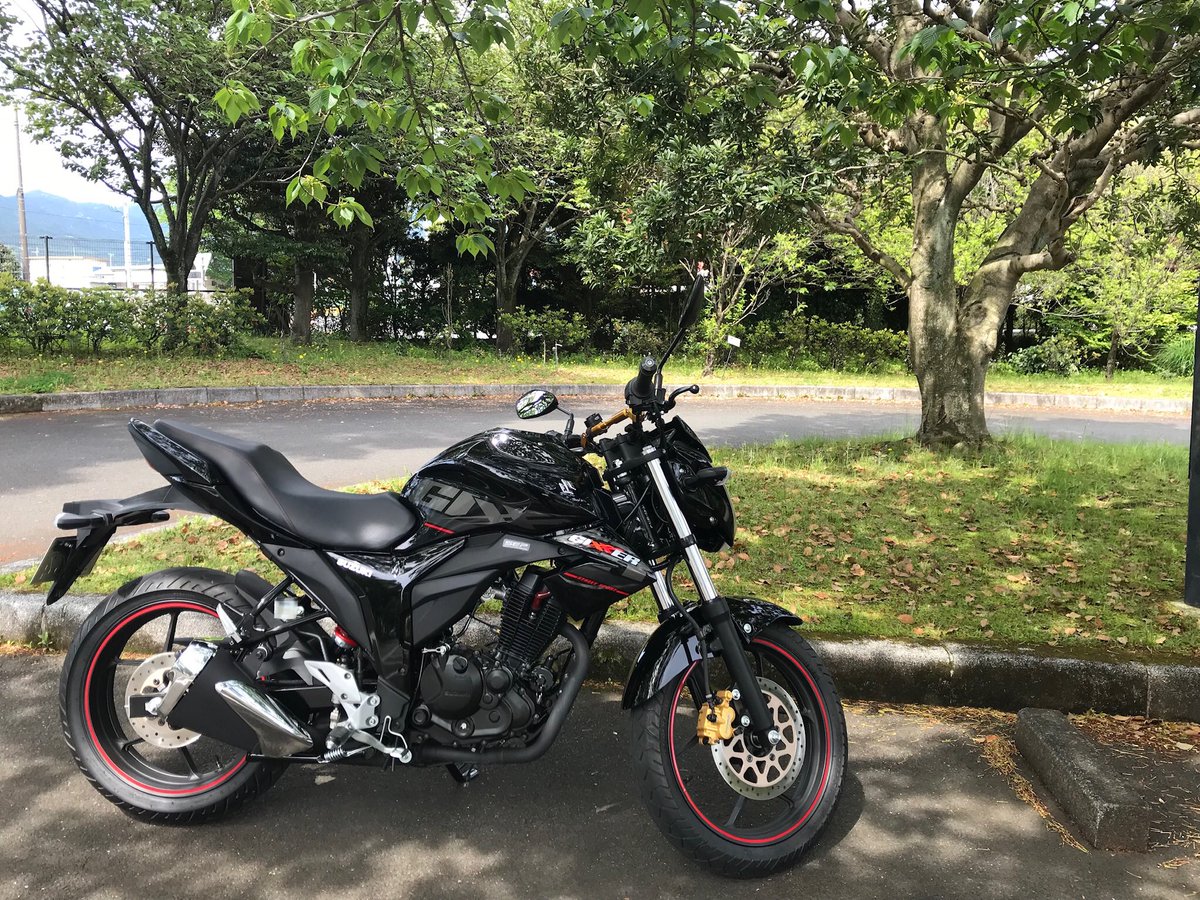 PonkoSun's tweet photo. 昨日に引き続きジクサーの慣らし運転中
天気が良いから走ってるだけで楽しい
フラワーガーデンの薔薇が咲き始めてます
見頃は来週かな https://t.co/nCAStkU6Qp