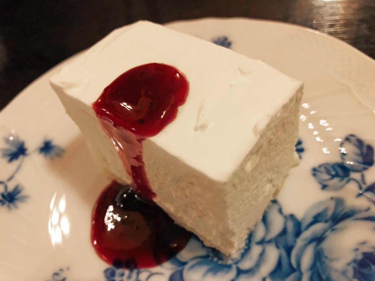 muni_gurume's tweet photo. 【フランソア喫茶室】
＠京都：河原町駅から徒歩2分

さっぱりとしたレアチーズケーキを食べられるお店。

ほんのり甘酸っぱいブルーベリーソース＆レアチーズの甘さが絶妙のハーモニーを奏でます！

売り切れてしまうこともある人気商品で、いくらでも食べられる美味しさ✨ https://t.co/9ixYwRDSrS