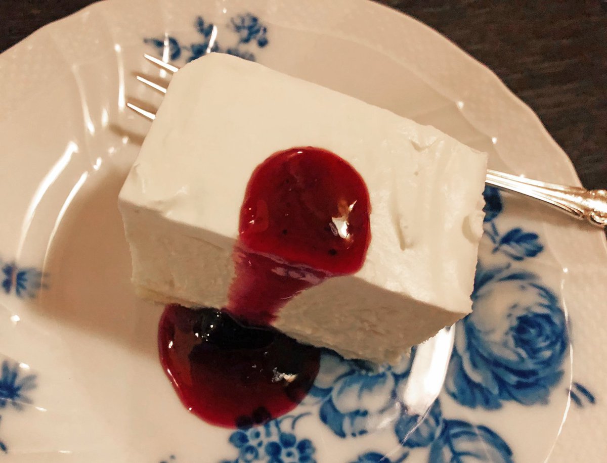 muni_gurume's tweet photo. 【フランソア喫茶室】
＠京都：河原町駅から徒歩2分

さっぱりとしたレアチーズケーキを食べられるお店。

ほんのり甘酸っぱいブルーベリーソース＆レアチーズの甘さが絶妙のハーモニーを奏でます！

売り切れてしまうこともある人気商品で、いくらでも食べられる美味しさ✨ https://t.co/9ixYwRDSrS