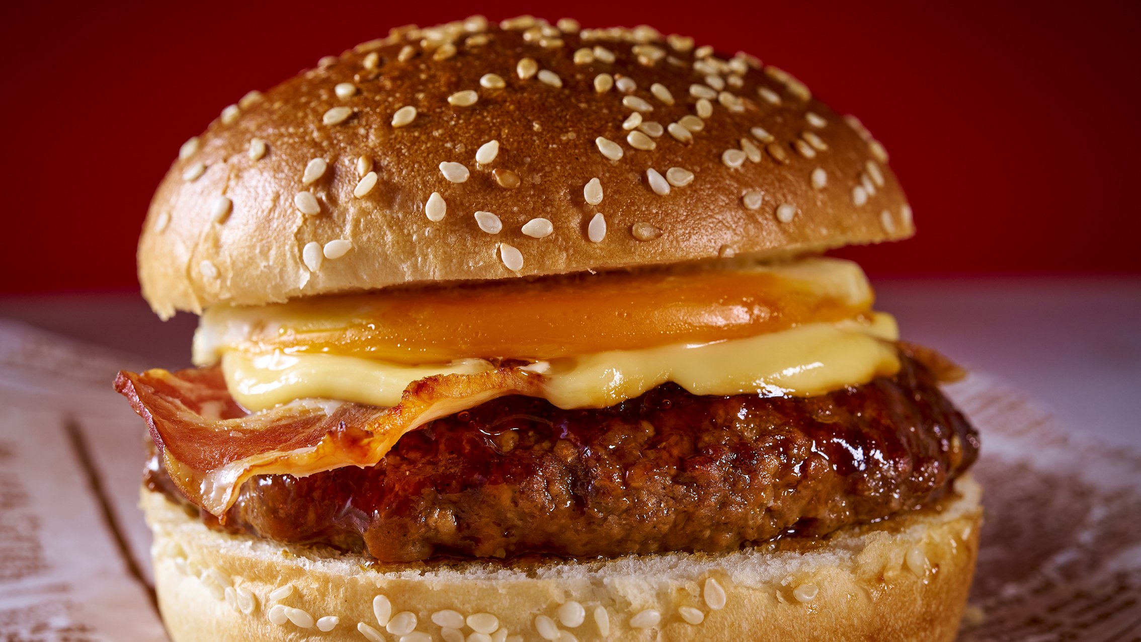 セブン イレブン ジャパン テリマヨベーコンエッグバーガー 368円 税込397円 照焼ビーフハンバーグとベーコン 目玉焼き を組み合わせたガッツリ系和風バーガー登場 生姜とリンゴ ニンニク風味の甘辛い照焼ソースと マヨネーズのコクがたまり