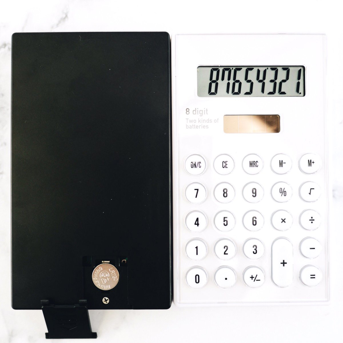 電池とソーラーの2WAYタイプの電卓です🖇️📝ツヤ感のある本体が、100円には見えない👀⁉️プリント電卓Simple(ブラック/ホワイト)各種¥ 100+tax 店舗により取扱・在庫が無い場合があります。 #ワッツ #watts #ミーツ #シルク #100円 #100均 #電卓 #文具  #文具女子 ...