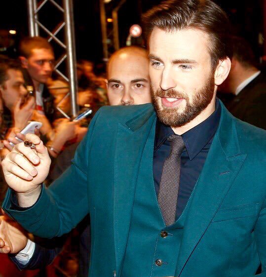 Video: Chris Evans dons dapper look in blue suit jacket at 2019 Oscars |  Daily Mail Online