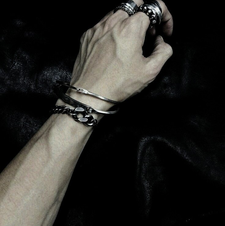 LOXXX0's tweet photo. "ㅤㅤㅤ Imagine what these hands can do, babe. ༄🍷" #SS #SEDUCTIVESUNDAY https://t.co/mlE8rZSPUX