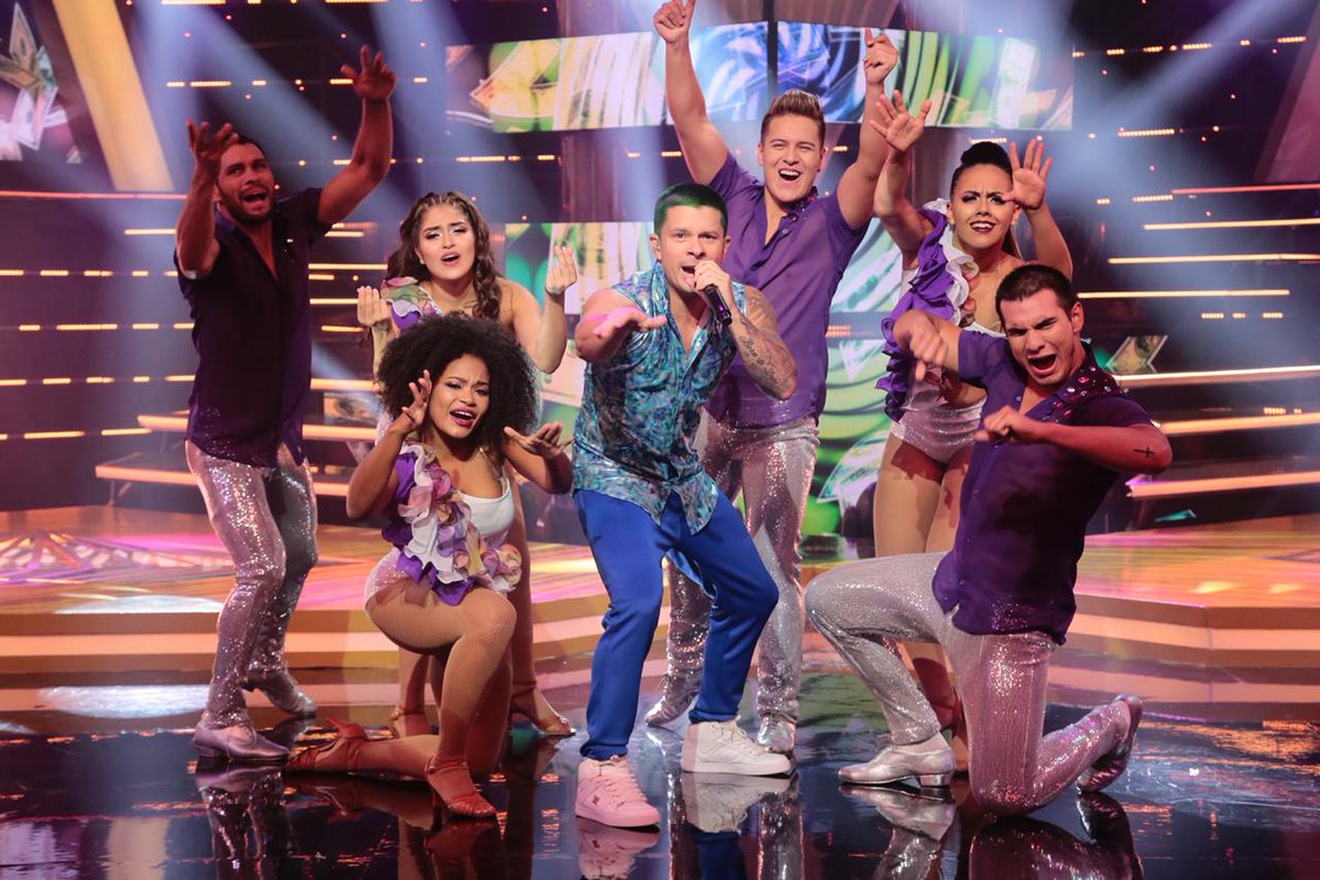 estanocheperu's tweet photo. #VivoLaFiestaEnElArtista ¡Qué potenciaaaa! 👏🎤 @mario_hart ha sorprendido con sus pasos de baile y con la potencia de su voz al cantar y bailar "El baile del mono" ❤

MÍRALO GRATIS (Perú) EN @AmericaTVGO ► https://t.co/fZgPGxismh https://t.co/LFLLrxCT1f