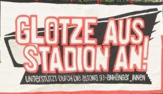 AltonaerFC1893's tweet photo. Ahoi & Moin, Speeltach! Lizenz hin oder her, Schützenhilfe hin oder her - heute wird es wieder schwer. "Palla" und seine Mannen vom @SV_Rugenbergen haben nichts zu verschenken. Also rocken wir die Nummer heute gemeinsam: Einer für alle, alle für einen! #OLHH #A93RUG #AJK ⚫⚪♥️ https://t.co/Hbhm57byyT