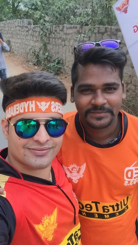 vishalkmu's tweet photo. @Vivo_India Always painted my face with Orange Colours, Added with wearing Fan Jersey of #SRH Can't get better than this for celebrate my favorite team @SunRisers #PerfectFan #VIVOIPL #Hydrabad https://t.co/cjVYLIaXpc