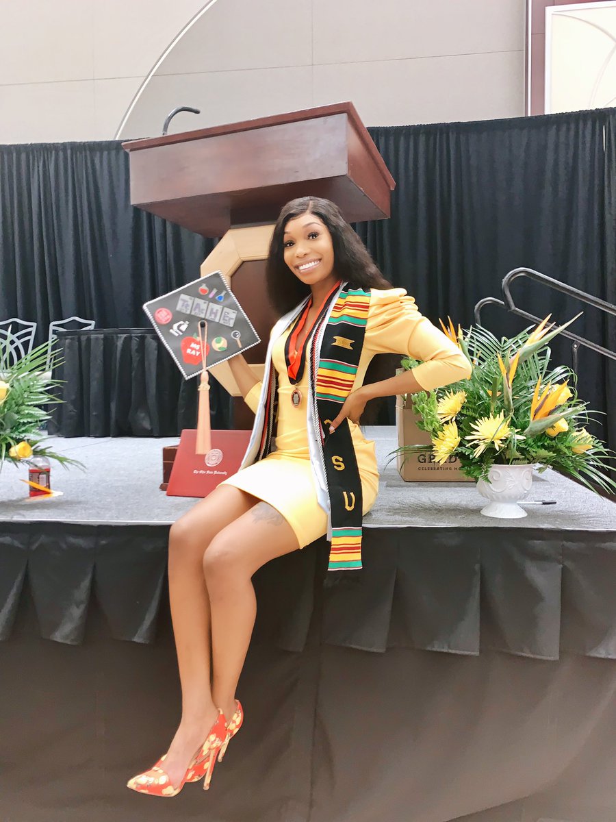 rayodelsol_930's tweet image. Degree me please! 🎓 #BlackGrad