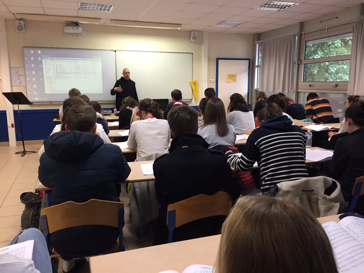 EcclesiaCantic's tweet photo. Chant grégorien, chants de Taizé, pop louange avec @gloriouspop, etc. : encore plus de 25 masterclasses ce matin à Angers ! #ECAngers https://t.co/moRbO5cEGS