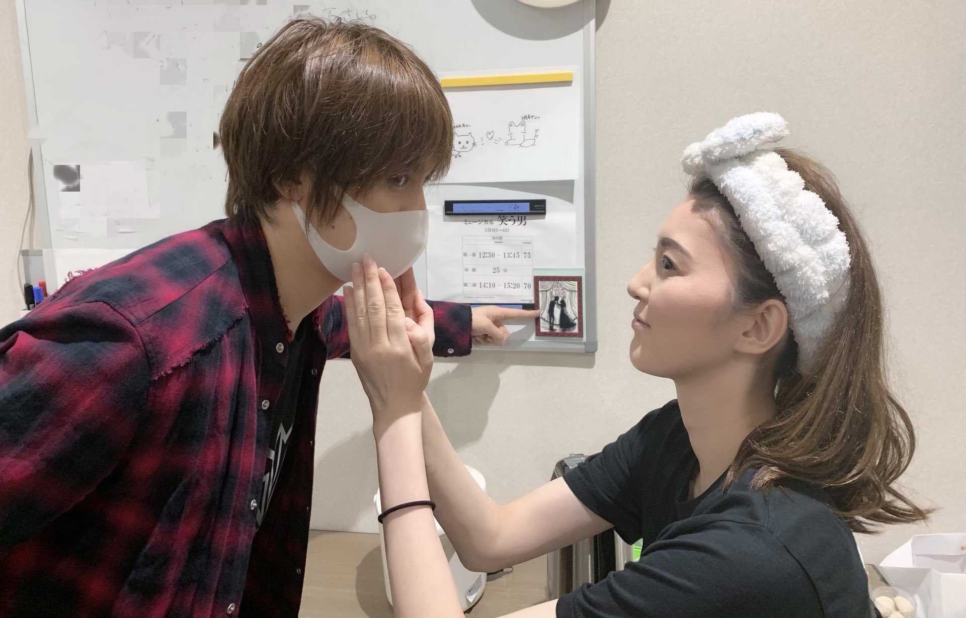 朝夏まなとマネージャー 時々朝夏まなと 朝夏まなと インスタ裏話 コラボ作品を掲示板に貼りまして グィンプレンとデアの切り絵の真似っこしてます が 脚ーっ が告白する王子のようになってます Manaネコスタンプ え 描く 画伯