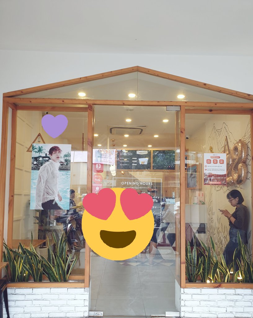 flowerpiglet_'s tweet photo. 작년부터 바쁜 회사일로 휴가도 잘 못가다가 이번에 길게 휴가 왔는데 베트남 호치민에서 백현이 생일광고 봤어ㅠㅠㅠㅠㅠㅠㅠ 큥일파티 못가서 슬펐는데 너무 좋다 배켜나♡'ㅅ'♡ 미리 생일축하해 노래해줘서 고마워💜 https://t.co/3ATqqbC6RV