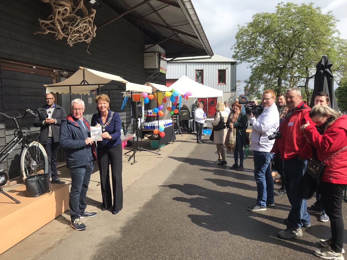 Hij is er! De #helmonduitagenda. Burgemeester Blanksma reikt eerste exemplaar uit tijdens fietsevenement Rondje Helmond. #trotsophelmond <a href="/HLMDMarketing/">Helmond Marketing</a>