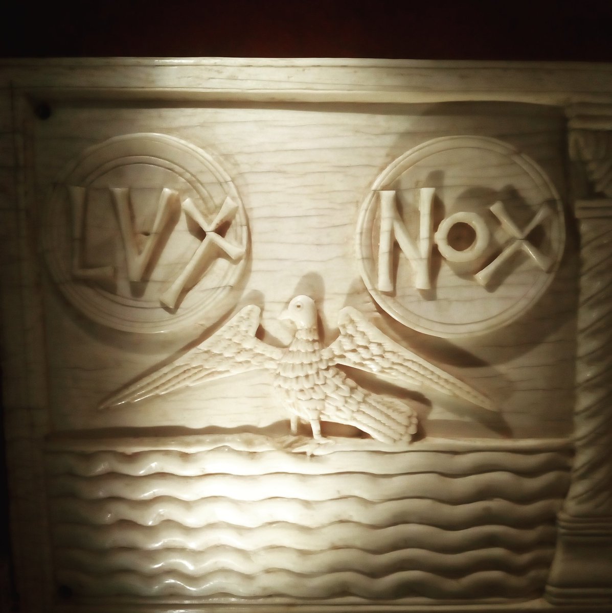 Dio disse: «Sia la luce!». E la luce fu. Dio vide che la luce era cosa buona e Dio separò la luce dalle tenebre. Dio chiamò la luce giorno, mentre chiamò le tenebre notte. 

#genesi #medioevo #arte #Salerno