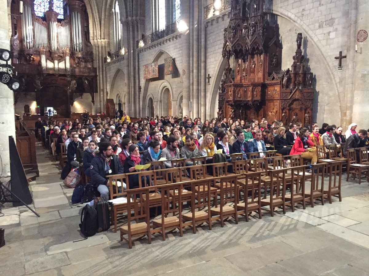 EcclesiaCantic's tweet photo. « – Seigneur, ouvre mes lèvres
– et ma bouche publiera ta louange ! »
Il est 8h : les laudes débutent à la cathédrale d’Angers ! #ECAngers https://t.co/tCaZNZXy27