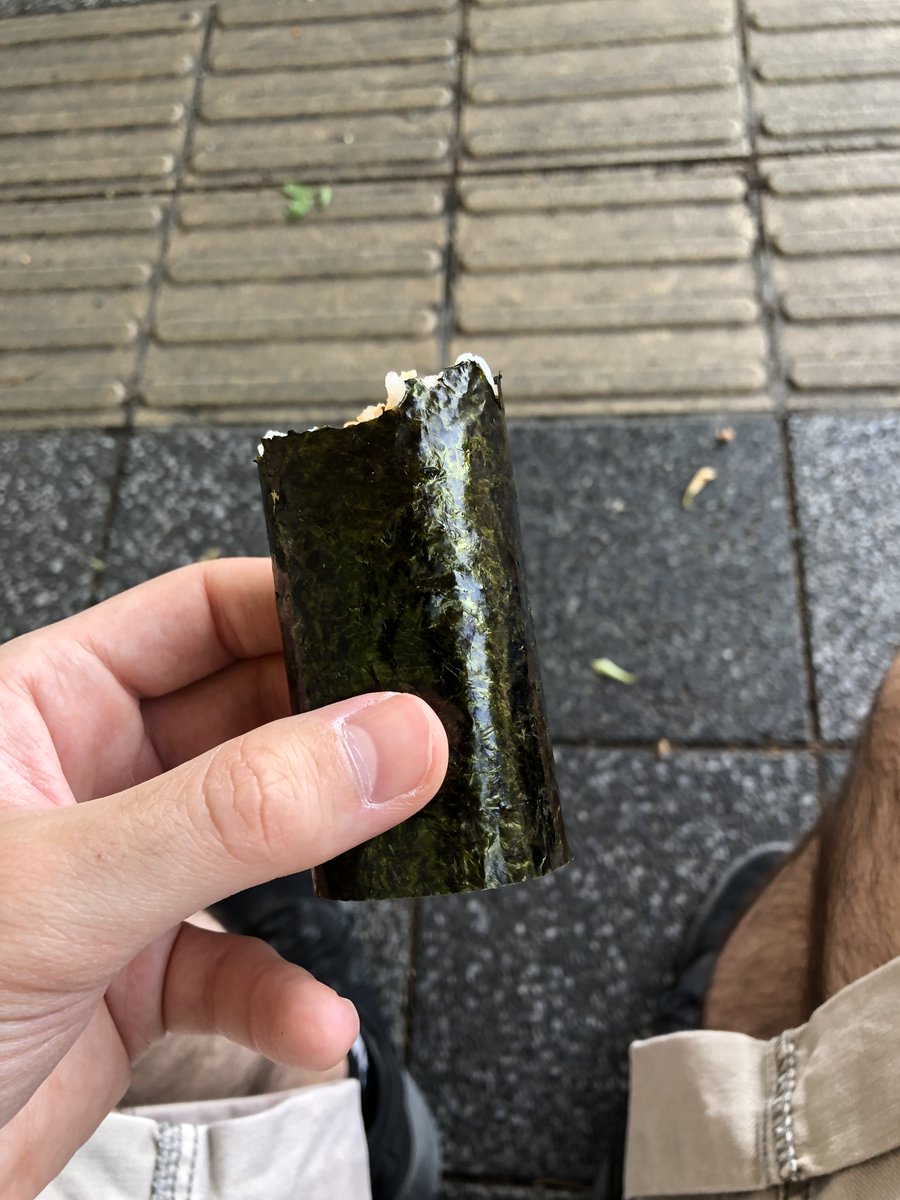 menos_trece's tweet image. No sé cómo se llama esto, pero suelen venderlos en muchos sitios y para comer algo ligero y así cenar pronto vienen genial. 

El rollo de bacalao picante, y el triángulo (ya mordido), de ternera.