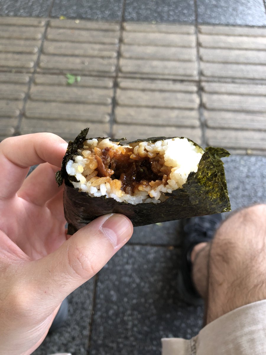 menos_trece's tweet image. No sé cómo se llama esto, pero suelen venderlos en muchos sitios y para comer algo ligero y así cenar pronto vienen genial. 

El rollo de bacalao picante, y el triángulo (ya mordido), de ternera.