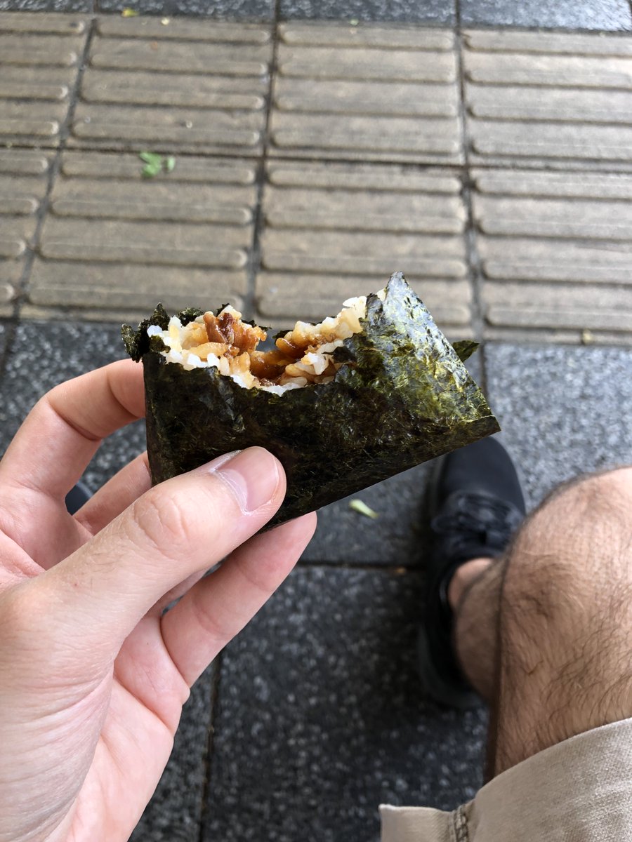 menos_trece's tweet image. No sé cómo se llama esto, pero suelen venderlos en muchos sitios y para comer algo ligero y así cenar pronto vienen genial. 

El rollo de bacalao picante, y el triángulo (ya mordido), de ternera.