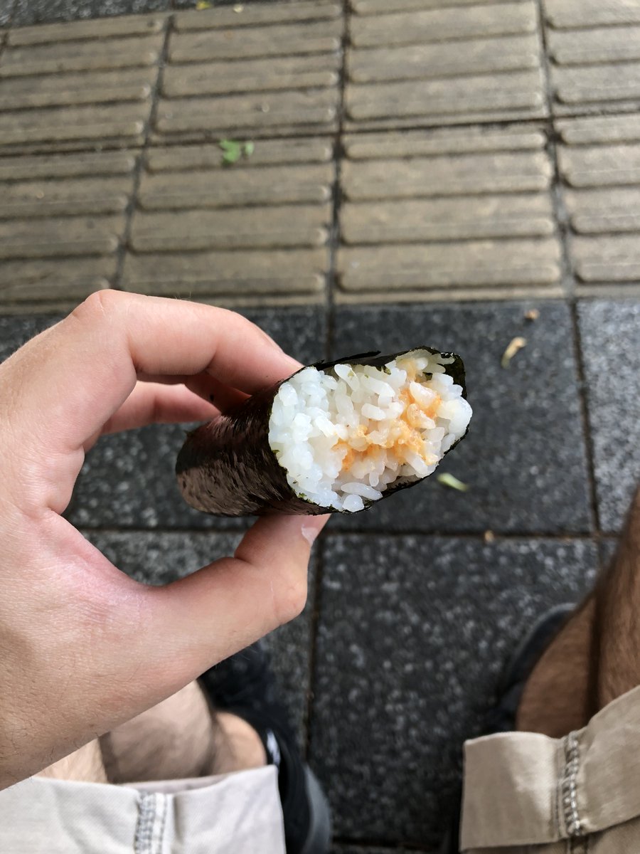 menos_trece's tweet image. No sé cómo se llama esto, pero suelen venderlos en muchos sitios y para comer algo ligero y así cenar pronto vienen genial. 

El rollo de bacalao picante, y el triángulo (ya mordido), de ternera.