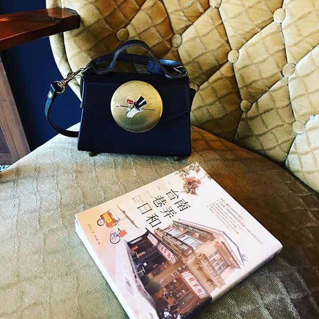 LieDown_Handbag's tweet image. Oh wow so great to see al old style of ours @pollychang1224 can’t believe how cute it is ! #liedownithinkiloveyou #compactbag #cutebag bit.ly/2ZWV7Mw