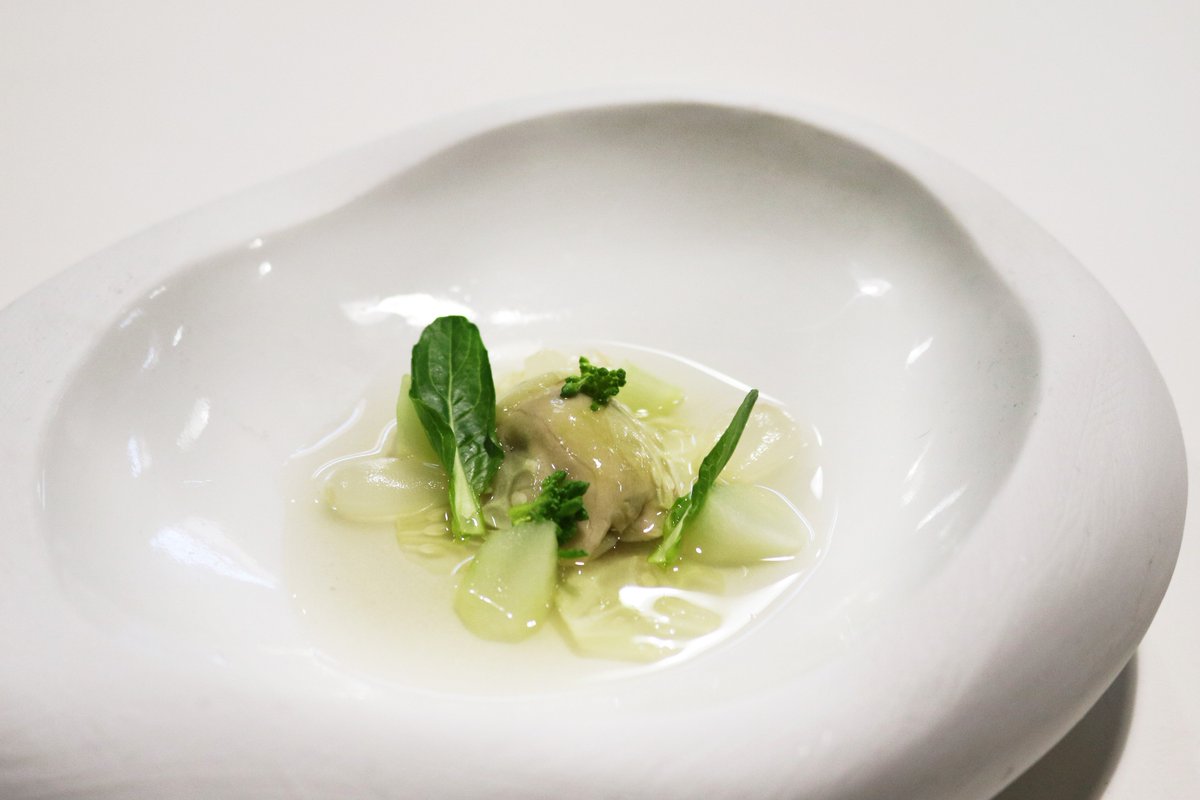 lmgastronomia's tweet photo. Ostra y almendras

Ostra, pepino, almendra gelée, jugo de manzana y cáscara de almendras

Mejillones y altramuces

Air anguila

#MiguelÁngelMayor 
#Sucede

Gasma https://t.co/4ROCaPliKv