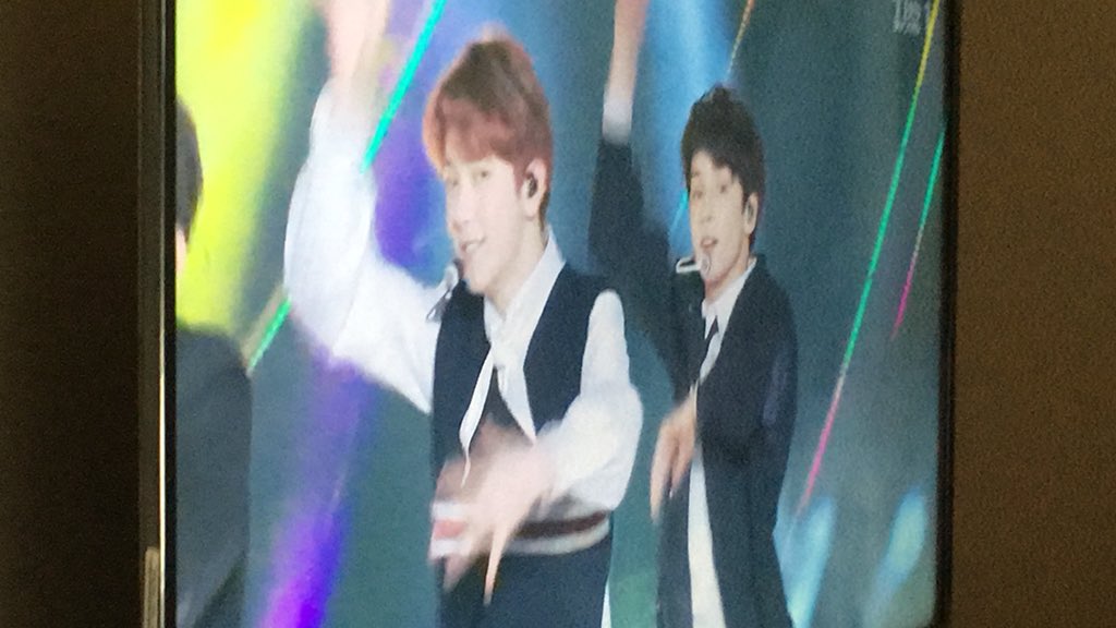 TxtYumi's tweet photo. ぼやけた😂😂
きっとこの時、楽屋裏では、後輩が、歌う姿をBTSは、見てたんだろうね！☺️ https://t.co/dNGnMc8E4l