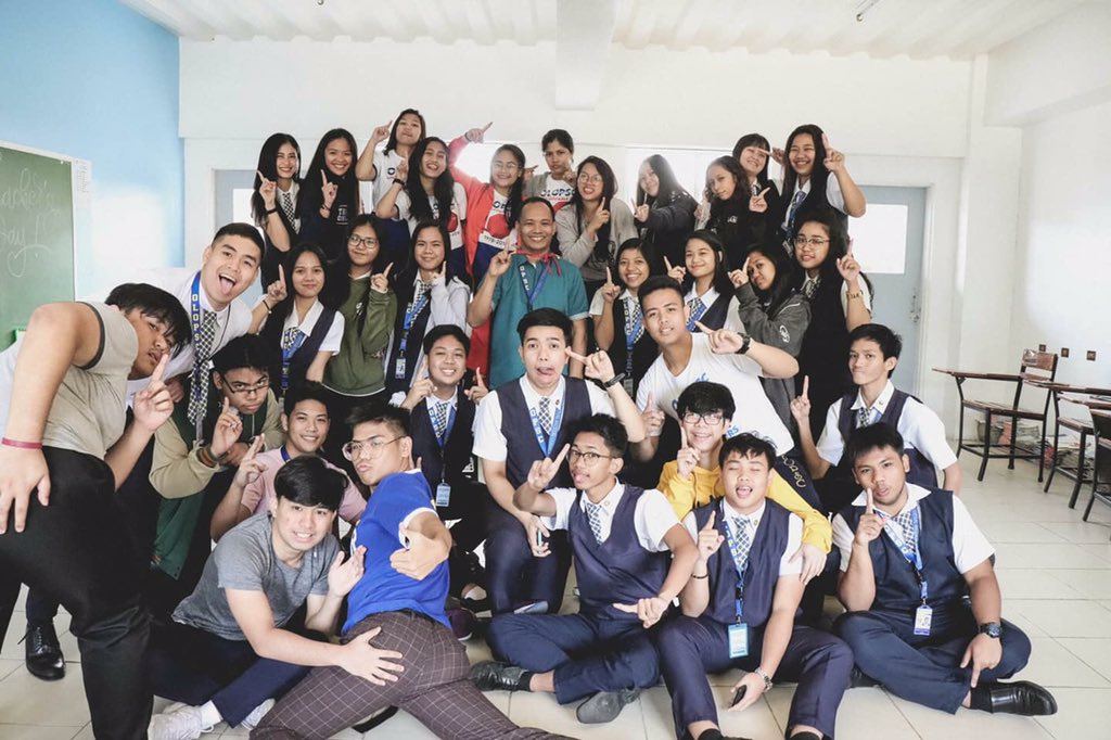 necrokylee's tweet photo. Parang may namiss ako.🙄😢 https://t.co/j5zVxzgsxj