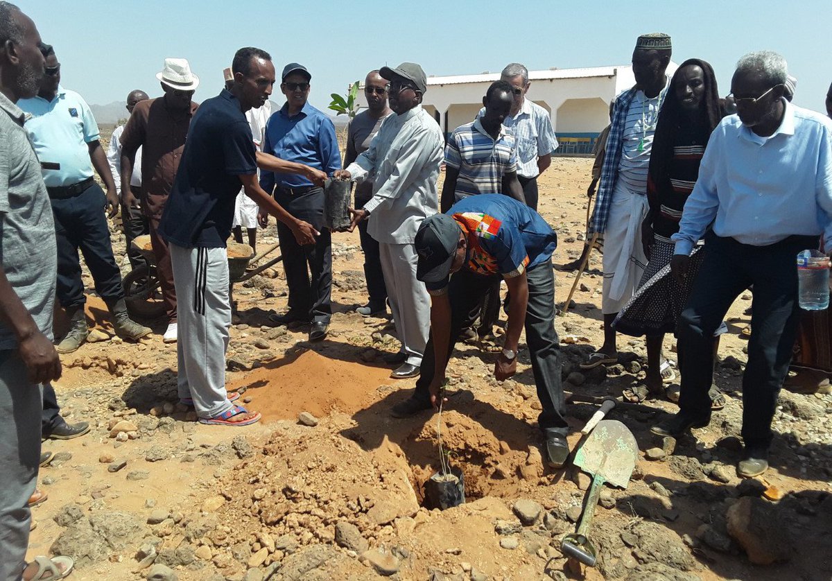 M_C_P_T's tweet photo. Une délégation ministérielle en visite à Gestir

A la tête d’une forte délégation, le ministre de la Communication chargé des postes et des télécommunications, Abdi Youssouf Sougueh, s’est rendu hier matin dans la localité de Gestir dans la région d’Ali Sabieh https://t.co/dFc2cPMRDw