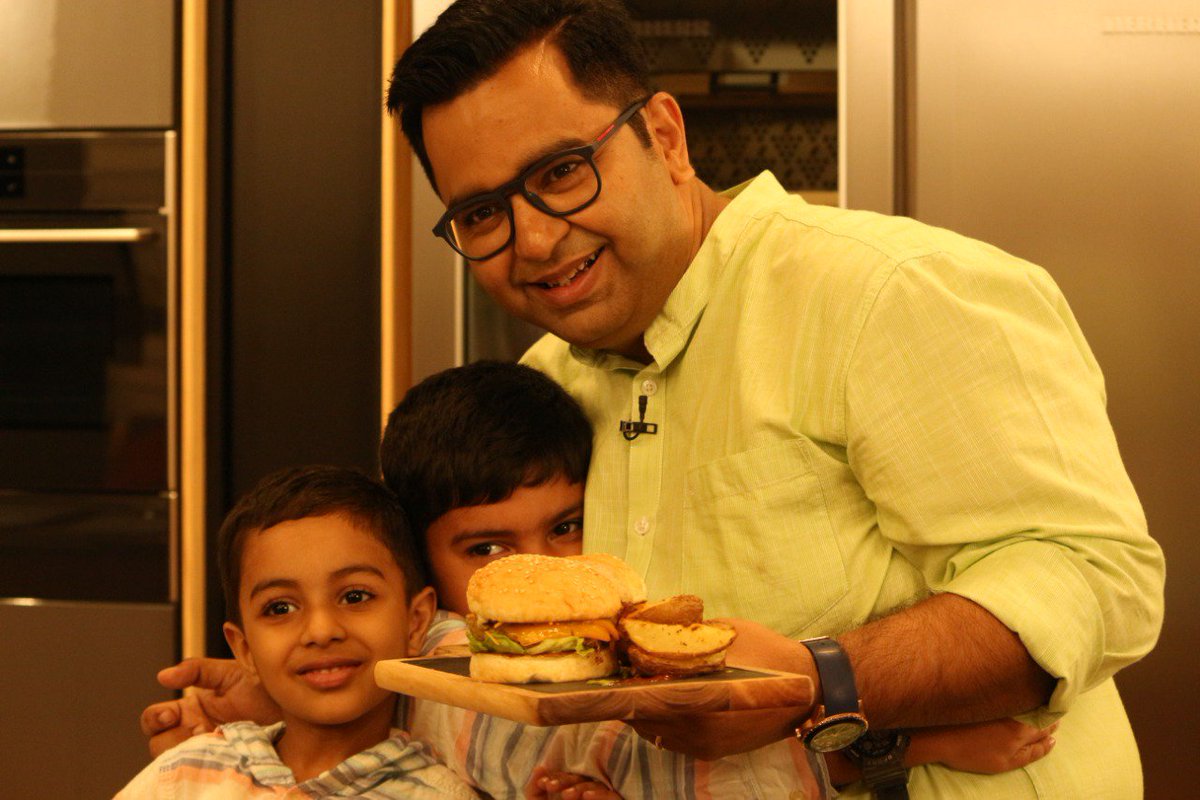 mchefajaychopra's tweet photo. Bonding over burgers!
Throwback to The Big Daddy Chef Season 1! Had an amazing time with my little munchkins!
To find out the entire recipe tune into The Big Daddy Chef!
Link - https://t.co/xL3y0ck789
#ChefAjayChopra #TheBigDaddyChef #Food #chef #Cheflife #cookingmodeon #YouTube https://t.co/qHhSsOiPag