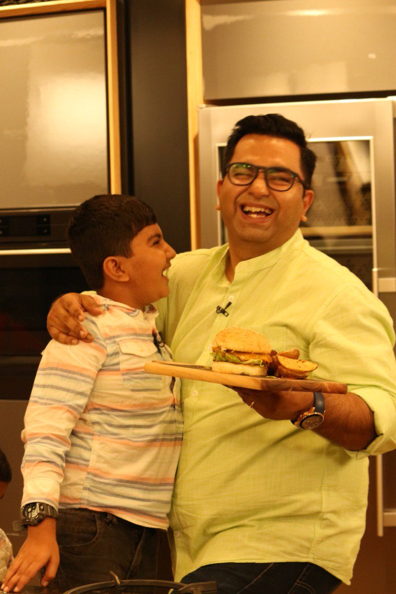 mchefajaychopra's tweet photo. Bonding over burgers!
Throwback to The Big Daddy Chef Season 1! Had an amazing time with my little munchkins!
To find out the entire recipe tune into The Big Daddy Chef!
Link - https://t.co/xL3y0ck789
#ChefAjayChopra #TheBigDaddyChef #Food #chef #Cheflife #cookingmodeon #YouTube https://t.co/qHhSsOiPag