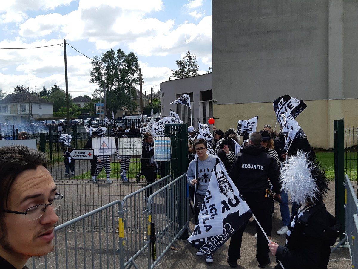 icilimousin's tweet photo. Match des grands jours à Brive !!!

On vient en famille voir le @CABCLRUGBY contre Bayonne

Alors que la haie d'honneur se prépare pour l'arrivée des joueurs, les 100% Coujoux débarquent en masse au @Stadiumdebrive

Coup d'envoi 14h30 #CABAB #PROD2 #FBSport https://t.co/0hbm48ZSgi