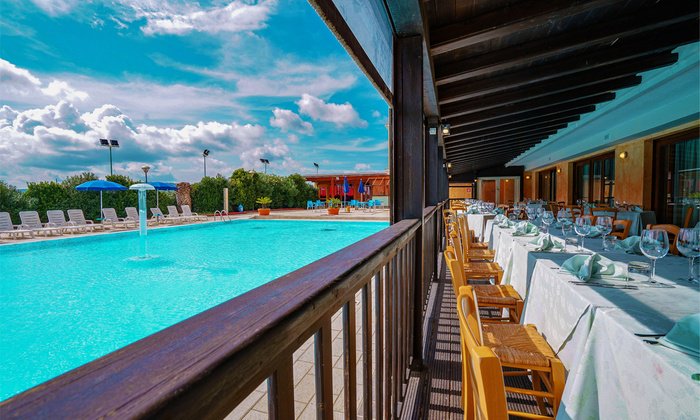 GrouponNED's tweet image. ☀️Vlieg richting de Italiaanse zon en overnacht bij Borgo Saraceno Hotel Residence. gr.pn/2IHnyIZ