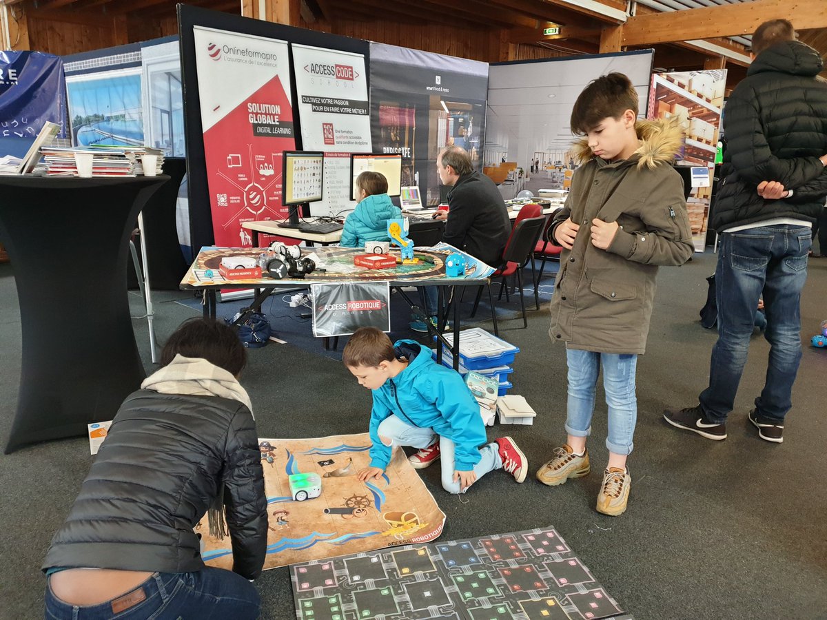 AccessRobotique's tweet image. #MakerFerme : c&apos;est reparti pour une deuxième journée d&apos;ateliers de #RobotiqueÉducative et d&apos;initiation à la #ProgrammationInformatique à l&apos;agropôle du Marault à Magny-Cours #Nevers ! 
#RaspberryPi #Arduino #GNULinux #Robotique #Scratch #FabLab #impression3d