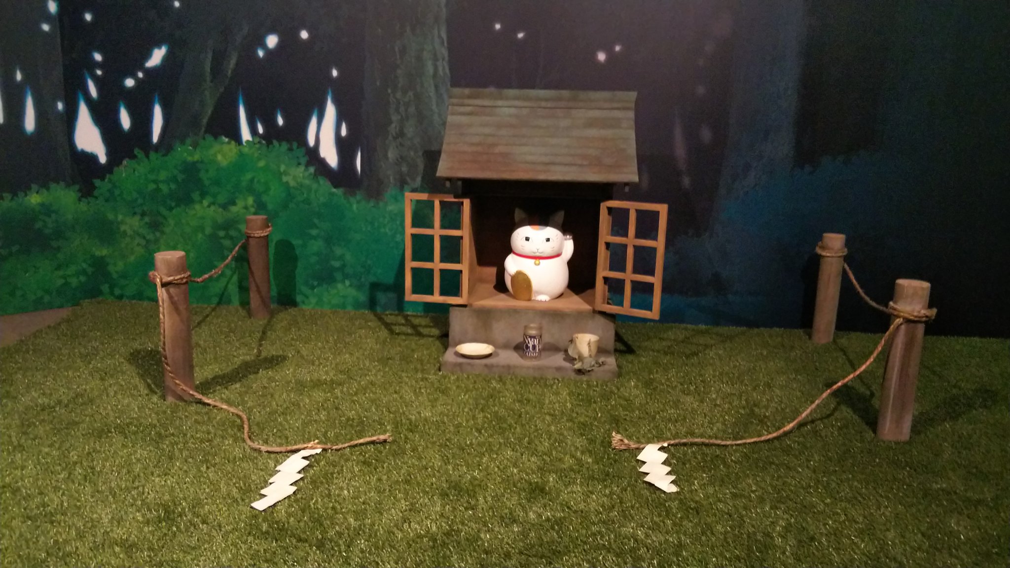 猫田丸吉 夏バテ中 夏目友人帳展 ニャンコ先生が封印されてた祠 ずっとニャンコ先生が喋ってて可愛かった キャラクターの等身大パネル 田沼より少し小さめの夏目かわいい 等身大の斑もふもふ 大きいし触れるしもふもふだし最高 いっつも