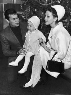 leslieallen101's tweet image. I am the Little one in this pic.... I love to pose in camera .. Beautiful picture..  Hey Friends help me out to get more likes and Retweets to win this Contest. @DrMartinSGusta1 @MattQuick5  @RyanRob18081308 @EthanBl10292497 @drjameswelling @KeanuRe46401839 @DrCharlesFredr3