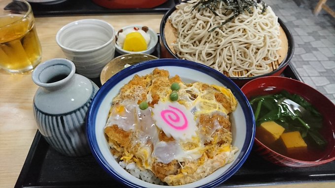 お昼は初のさくらい食堂さんでその後ひたすら石を削っておりましたw 