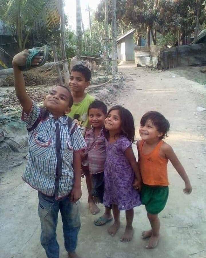virgiliocen's tweet photo. De vez en cuando ves en internet cosas que te remueven la conciencia. Esta foto es una de ellas: El mejor selfie que he visto en mi vida. https://t.co/92q6MFHqSu