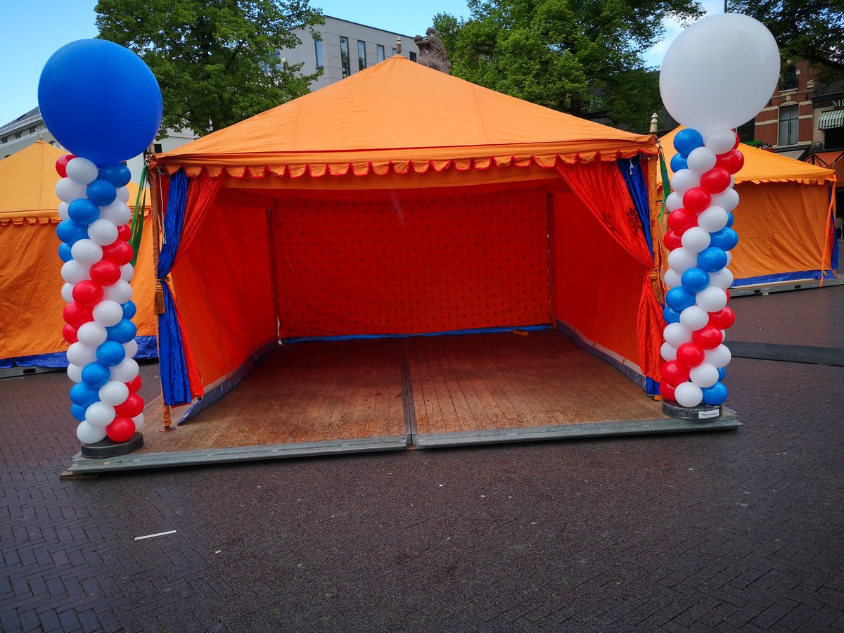 Oranjetent's tweet photo. Ze staan weer klaar voor #Bevrijdingsdag #Enschede https://t.co/wya4OAhJOh
