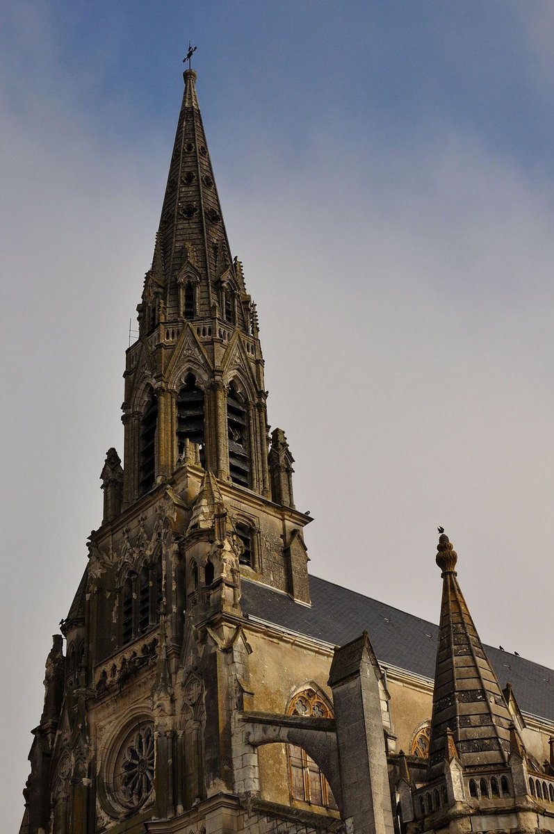 EnPatrimoine's tweet photo. L'église Notre-Dame de Graçay tombe en morceaux, il faut l'aider! #église #abandon #abandonned #ruines #pierre https://t.co/MkoONnfNme https://t.co/iNzW76wwto